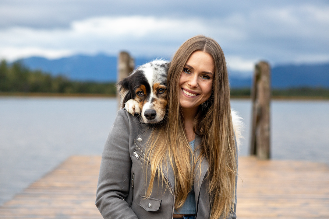 Hundebild Australien Sheppard mit Besitzerin am Steg