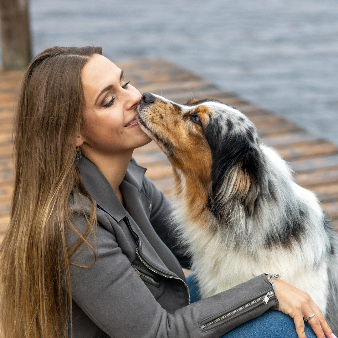 Hundebild Hund Aussie mit Besitzerin am Steg