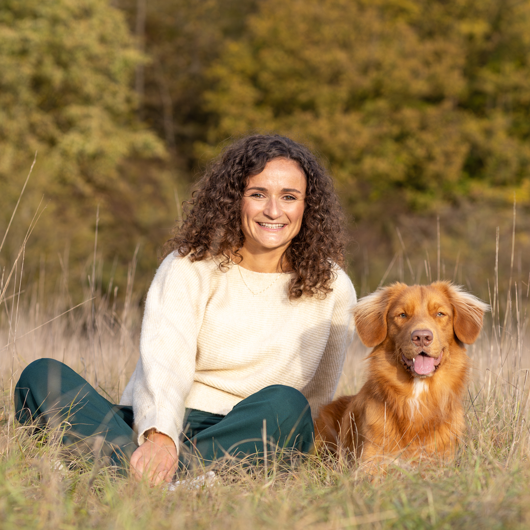 Hundefotografie von einem braunen Jagdhund mit Besitzerin