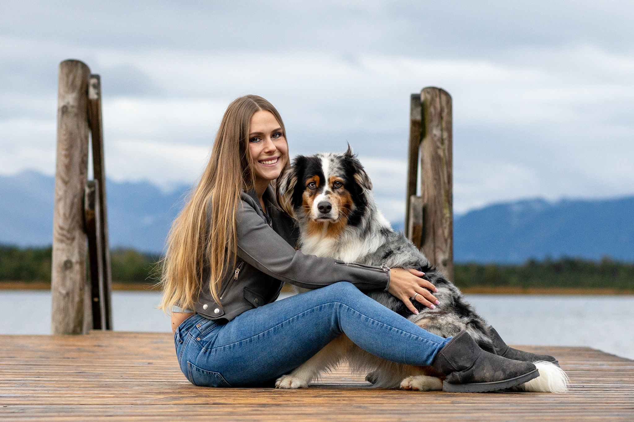 Mensch Hund Bild Australian Shepherd weiß Fotoshooting am See